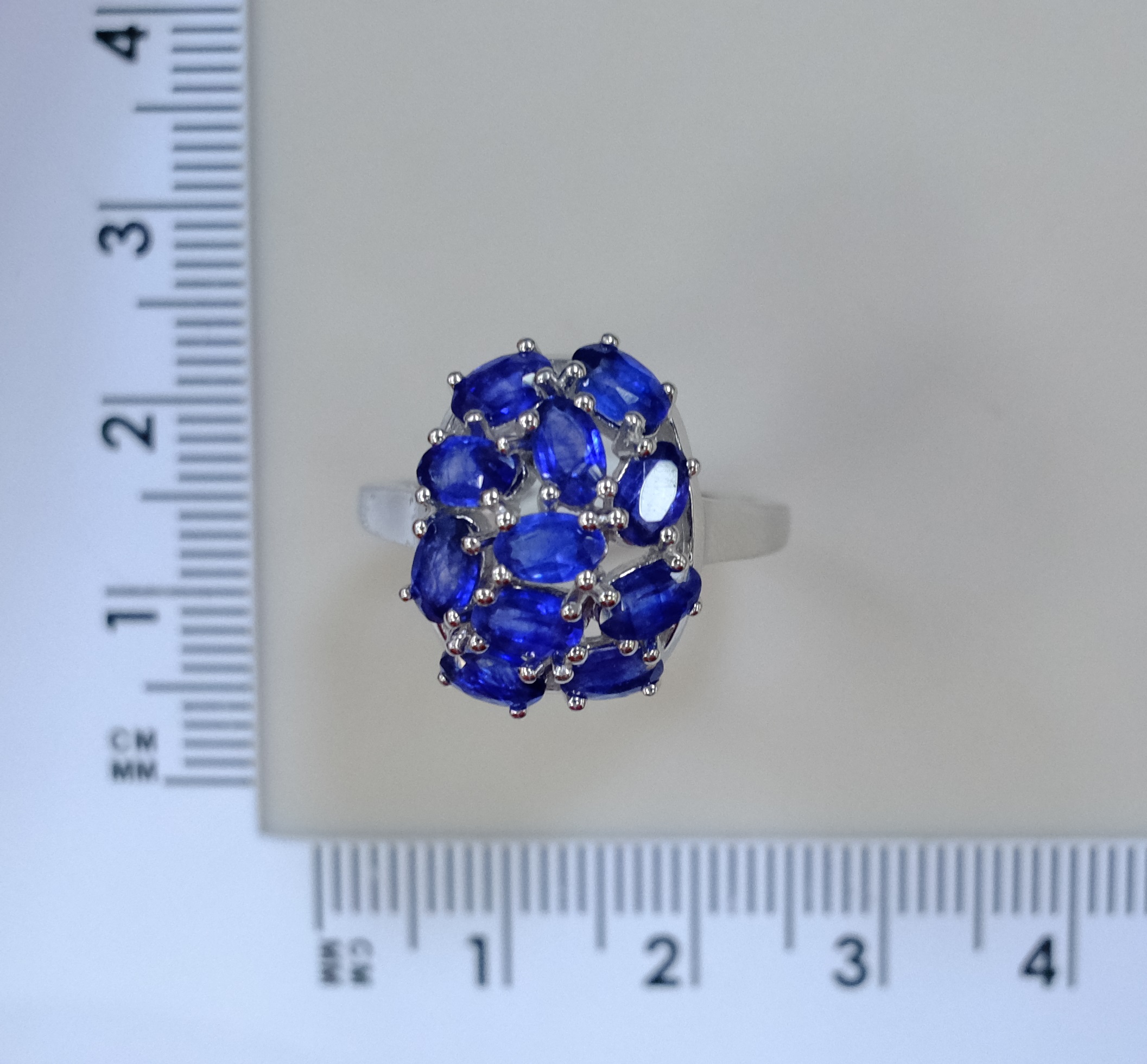 Серебряное кольцо с сапфирами